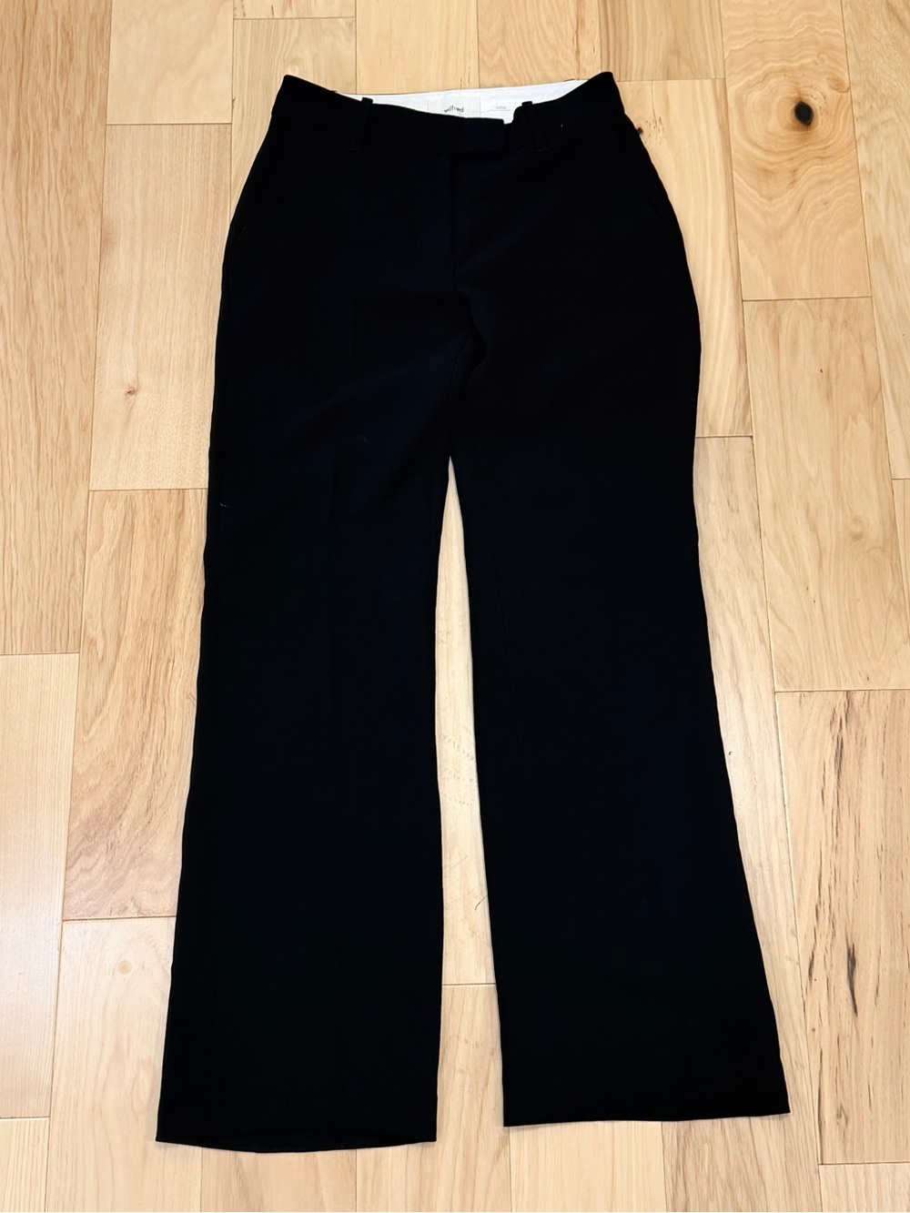 LIKE NEW Wilfred Women’s Black Pleated Trousers